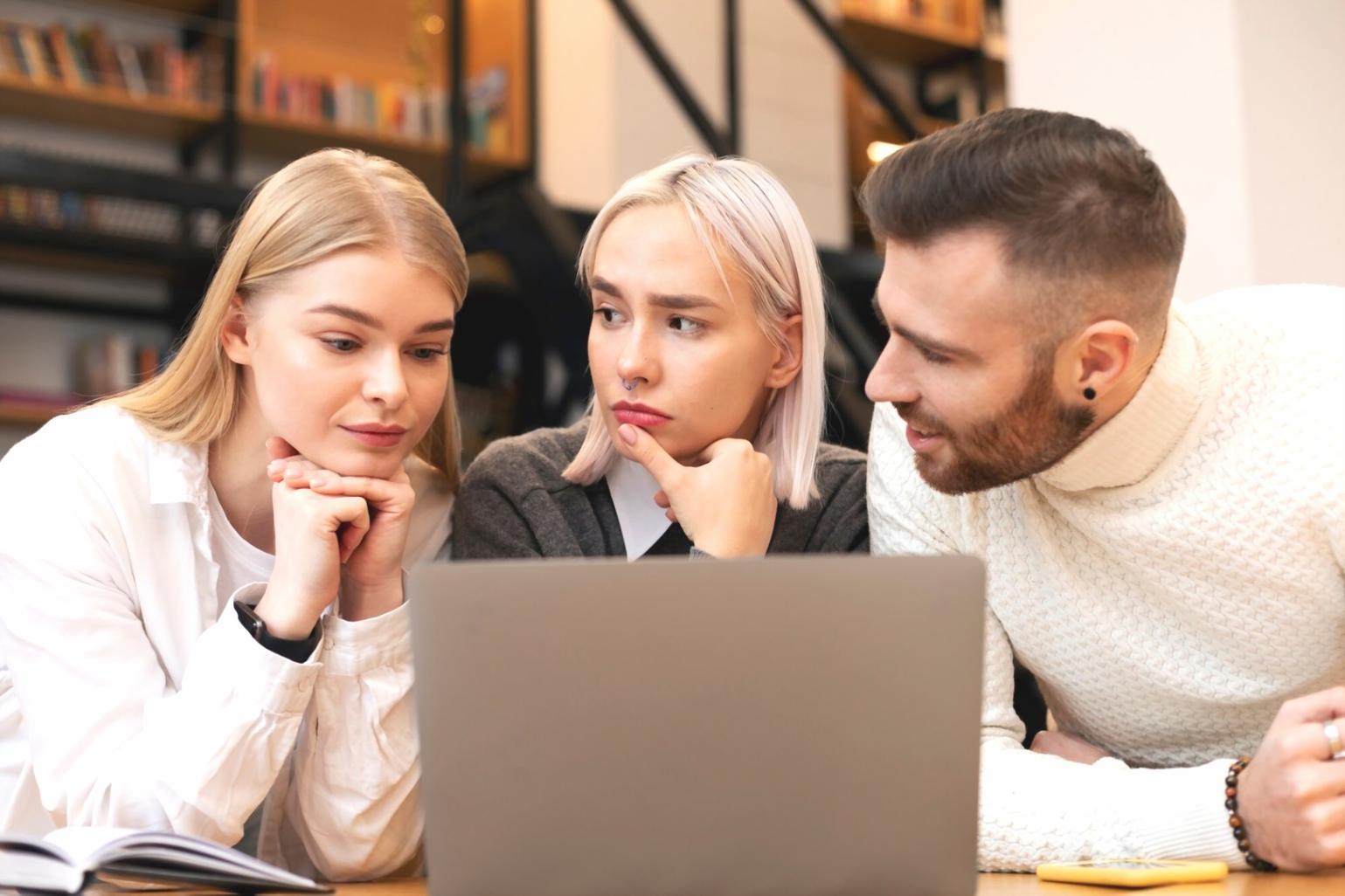 Profesionales analizando documentos financieros en oficina moderna